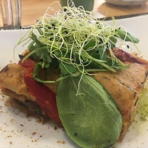 Lasaña de shiitake con salsa de pesto y germinados